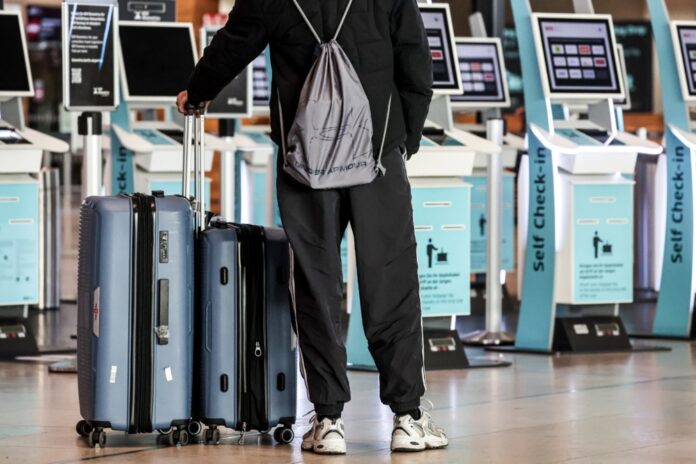 The trade union ver.di calls on employees at 11 German airports to go on warning strike