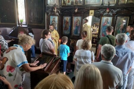 ЧУДОТО ОД ЦРНИЧЕ – ОД ЗАБОРАВЕН ПОДРУМ ДО СВЕТА РЕЛИКВИЈА: Пред иконата на Пресвета Богородица што плаче, молитви стигнуваат од целиот свет