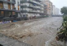 Поплави парализираа делови од Италија: Апокалиптични сцени на улиците, како да се отсечени од светот/ВИДЕО