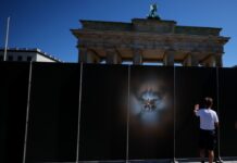 Германија се потсетува на денот пред 65 години, кога почна да се гради Берлинскиот ѕид