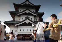 Кула на јапонски замок тешка 360 тони, 1.800 луѓе ја поместија за два метри, влечејќи ја со јажиња