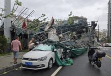 Тајфунот Делфин беснее низ Кина, евакуирани повеќе од милион луѓе