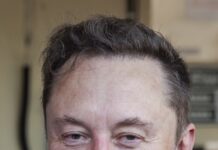 Зеленски му додели Орден на слободата на Илон Маск, иако не ѝ дозволи на Украина да го користи „Старлинк“