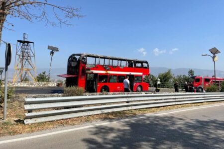 Двокатен автобус на ЈСП се запали на видиковецот на Водно