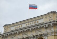 „Подобро под перница“: Паника во Русија, граѓаните ги празнат банките
