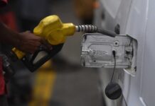 Русија принудена да ги намали стандардите: Ќе произведува „фуш“ гориво