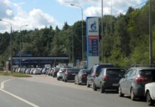 Недостигот на гориво ја парализира Русија: Возачите чекаат со часови, избиваат тепачки на бензинските пумпи/ВИДЕО