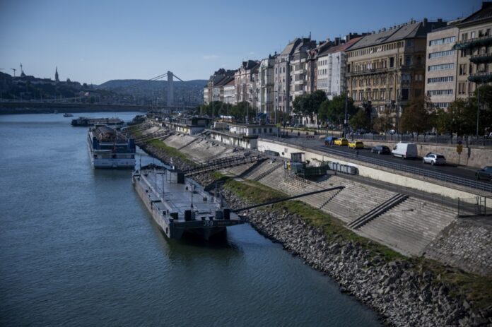 Danube falls to record low in Budapest