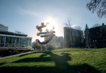 Страв од нов берзански потрес, ЕЦБ предупредува на „ВИ меур“: Eуфоријата може да се претвори во ризик за целата економија