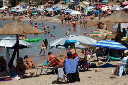 Грција удри по „дивите“ плажи: Казни до 73.000 евра, дронови и масовни контроли!