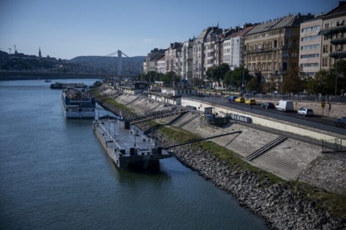 Danube falls to record low in Budapest