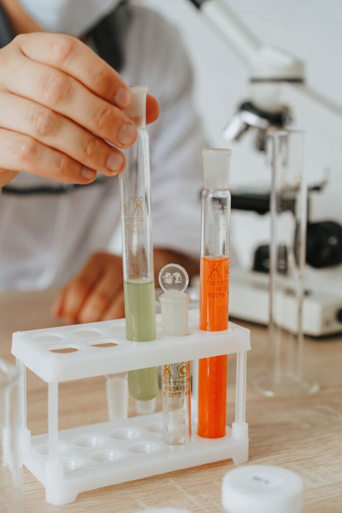laboratorija pexels-olia-danilevich-8531349
