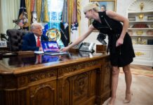 Која е жената што е секогаш покрај Трамп?