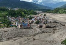 Речиси 800 лица се спасени во поплавите што го погодија Непал: 350 се скриле во тунел