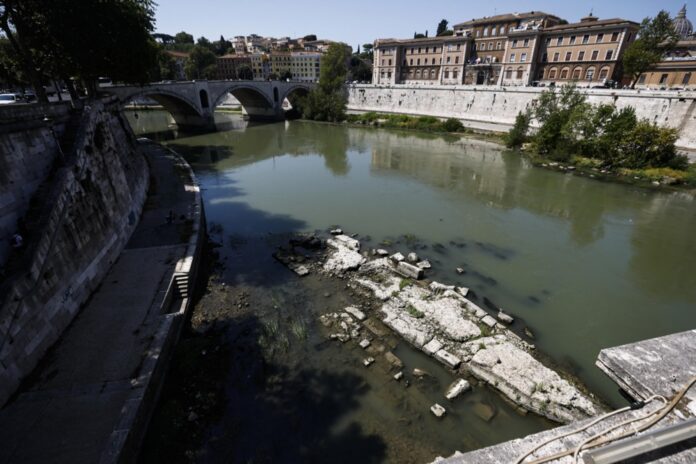Tiber River's low water level reveals the remains of an ancient Roman bridge