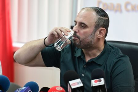 Орце Ѓорѓиевски се напи вода од чешма пред медиумите: „Нема ешерихија коли!“/ФОТО