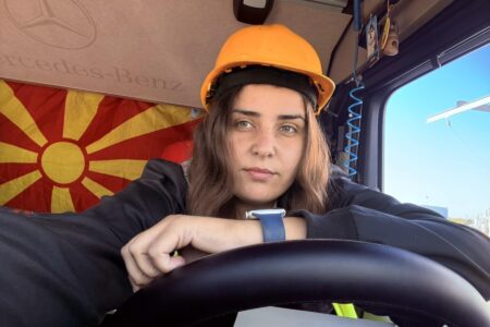 Не чекала некој да ѝ каже дека може, седнала зад воланот и докажала