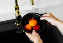 Најотровното овошје не е увезено, туку она што го купувате на пазар: Едно миење под вода не отстранува речиси ништо – еве како треба да се измива