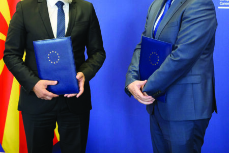 Тајни разговори за трајно решение – ќе се отклучи ли европската врата за Македонија?