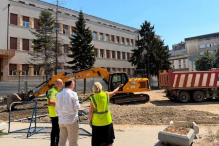 МАКЕДОНСКОТО СОБРАНИЕ ЗА 1,6 МИЛИОНИ ЕВРА ДОБИВА УРЕДЕН ПАРКИНГ: Пратениците веќе нема да имаат грижи околу паркирањето