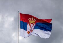 Инцидент во Хрватска: Запалено е српско знаме на надвозник кај Оточац