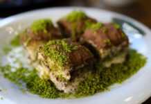 Највкусниот посен десерт: Чоколадна баклава со ф’стаци – крцкава однадвор, сочна и полна со фил одвнатре