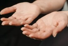 Подуено лице, отечени раце, жед и килограми преку ноќ: Teлото задржува вода и ви алармира – внесувате премногу сол!