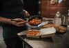 Ако немате време за ручек, извадете го „асот од ракавот“: Брзо, вкусно и без куп садови – ручек во тавче готов додека ја поставувате масата