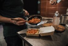 Ако немате време за ручек, извадете го „асот од ракавот“: Брзо, вкусно и без куп садови – ручек во тавче готов додека ја поставувате масата