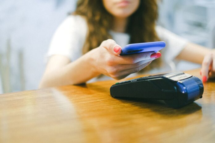 plakanje so telefon pexels-shvetsa-4226272