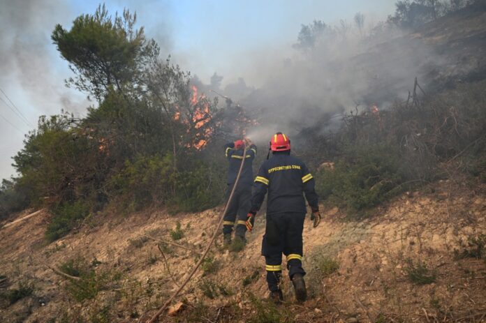 Wildfires rage in Greece