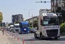 Превозниците на протест пред Делегацијата на ЕУ во Скопје