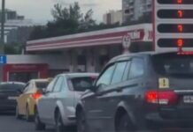 Нова криза ја тресе Русија, бензинот стана луксуз во Москва: Ограничени купувања, километарски редици на пумпите/ВИДЕО