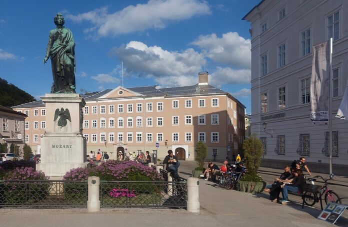 Salzburg,_standbeeld_van_Mozart_op_het_Mozartplatz_foto4_2017-08-13_17.50