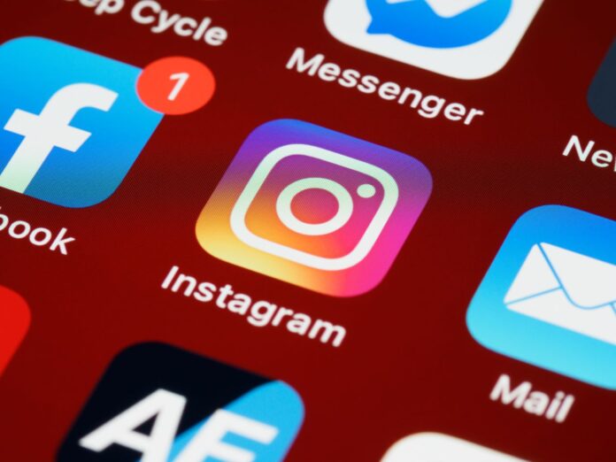 socijalni fejs insta pexels-brettjordan-5426401
