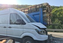 Повредени се три деца и една жена во судир на четири автомобили и камион на патот Гостивар-Кичево