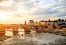 Храбри минувачи спасија жена од водите на Вардар кај Камениот мост