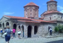 „Св. Наум“ не е туристичка атракција – посетители прават селфи, ги допираат фреските и се кикoтат кај гробот на светецот