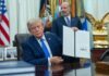 Трамп потпиша наредби со кои се ограничува државјанството по раѓање