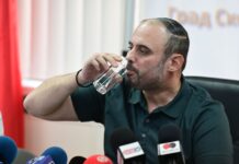 Скопскиот градоначалник со „чешмовача“ покажа дека водата е за пиење