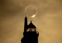 Шпанија за момент потона во мрак! Месечината го проголта Сонцето, ова не се гледа секој ден/ФОТО