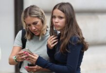 Тинејџерите во ЕУ остануваат без „Инстаграм“, „Тик-ток“, „Снепчет“… експертите велат, со тоа ги туркаат кон социјална смрт