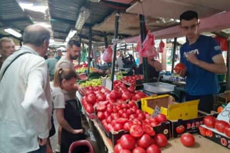 Веќе нема евтини домати и краставици, во маркетите сe над 100 денари за килограм