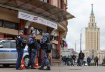 Русите масовно си ги селат парите во странство за да избегаат пред да ги пратат на фронт, но властите им ги затвораат границите