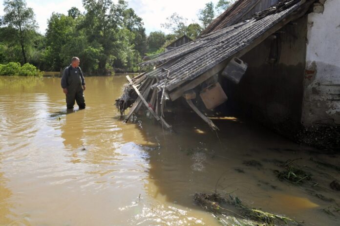 Balkan floods toll rises amid threat of disease and mines