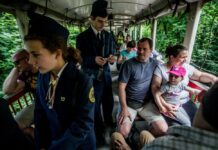 Деца од 10 до 14 години се шефови на станици и кондуктери: Детската железница во Будимпешта е најголема туристичка атракција и нималку не е детска игра/ФОТО/ВИДЕО