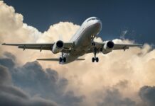 Дел од плафонот на авион се урнал за време на лет и паднал врз патниците: Снимен моментот на ужас/ВИДЕО