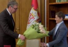 Ана Брнабиќ, вршител на должноста претседател на Србија, доби букет цвеќе од Вучиќ за нејзиниот роденден