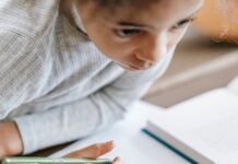 Сериозен проблем: Вештачката интелигенција би можела да го забави развојот на мозокот кај децата