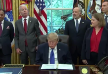Трамп повторно задрема пред камера?/ВИДЕО